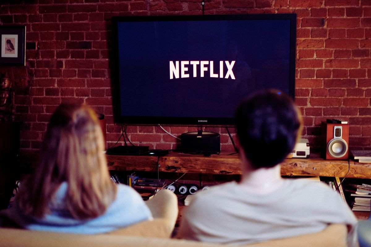 persone davanti alla tv netflix
