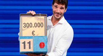 Affari Tuoi, De Martino spiazza il pubblico: perché mostra il volto del Dottore in diretta