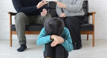 Le 7 frasi che non si dicono a un figlio: fanno un male atroce