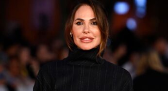 Documentario Netflix, Ilary Blasi si fa leggere la mano: la previsione della veggente la spiazza