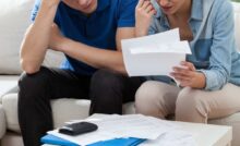 coppia legge documenti